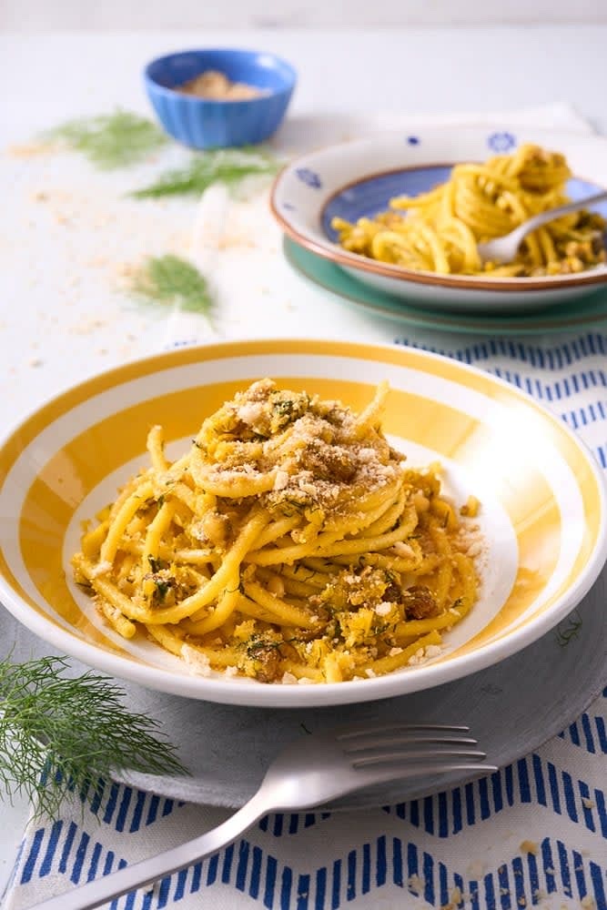Infine, scoliamo la pasta al dente e la mettiamo dentro la padella col condimento. Mescoliamo un po' e a quella stessa padella aggiungiamo anche il pangrattato croccante. Mescolate ancora e potete procedere a servire!