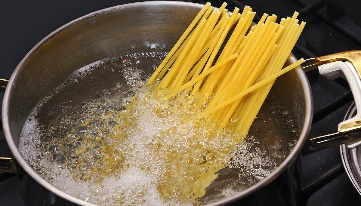 Mettiamo a bollire dell'acqua salata in una pentola e facciamo cuocere gli spaghetti fino a che non diventano al dente.