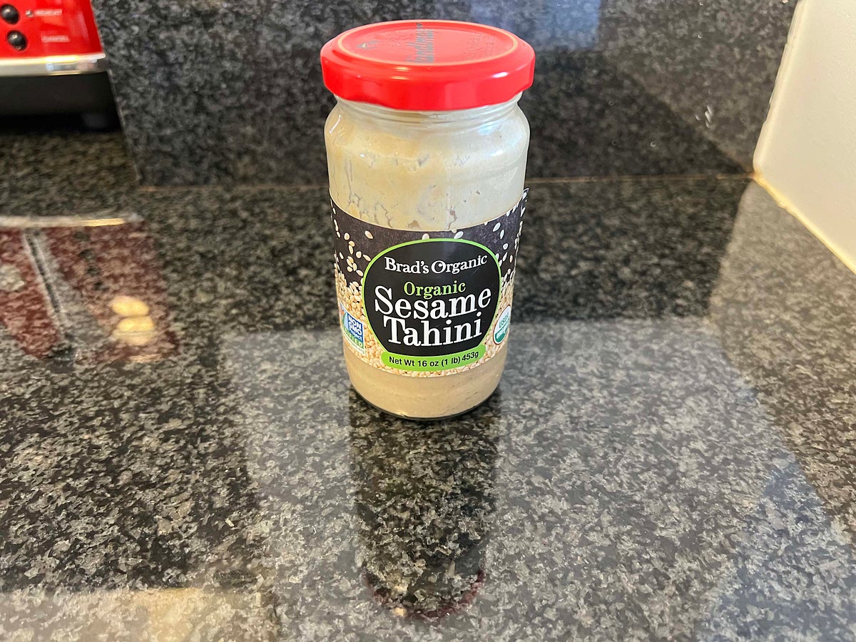 Añade el jugo de limón y los dientes de ajo sin pelar a una licuadora.