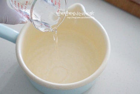 많은 양을 만드는 게 아니라 너무 짜지 않게 만들어주는데요. 숙성되면서 양파의 수분도 나오기 때문에 물과 간장은 1:1비율로 넣어주고 설탕과 식초는 입맛에 맞게 새콤달콤하게 조절해주면 됩니다. 냄비에 물 120ml, 진간장 120ml 황설탕 90ml, 맛술(미림) 2 큰 술 다시마 2조각을 넣어줍니다. 입맛에 따라 단맛을 줄이고 싶다면 설탕은 70ml 정도로 줄여 넣어도 좋으며 신맛을 즐기지 않는다면 식초도 양을 줄여주세요. 재료를 넣은 냄비를 불 위에 올려 끓여줍니다. 식초를 제외하고 끓여주세요. 오래 끓일 필요 없이 설탕이 녹을 정도면 됩니다. 끓어오르면 다시마는 쓴맛이 나지 않게 건져냅니다. 설탕이 녹으면 불을 끄고 식초 90ml를 부어줍니다. 식초를 같이 넣고 끓이면 신맛이 날아가서 끓인 뒤 부어서 섞어줍니다.