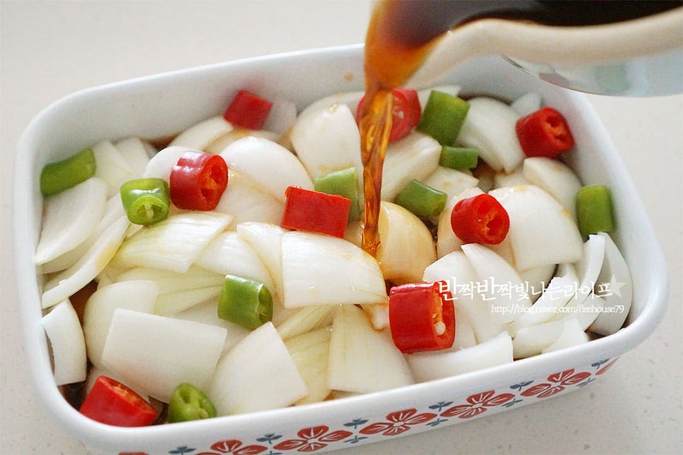 양파와 고추의 아삭한 식감이 느껴지도록 끓인 간장소스는 뜨거울 때 바로 부어줍니다. 상온에서 열기를 식힌 뒤 뚜껑을 덮고 냉장고에 넣어 숙성해 주세요. 차갑게 해서 먹어도 맛있으며 숙성해서 먹어도 고추의 개운한 맛이 어우러져요.
