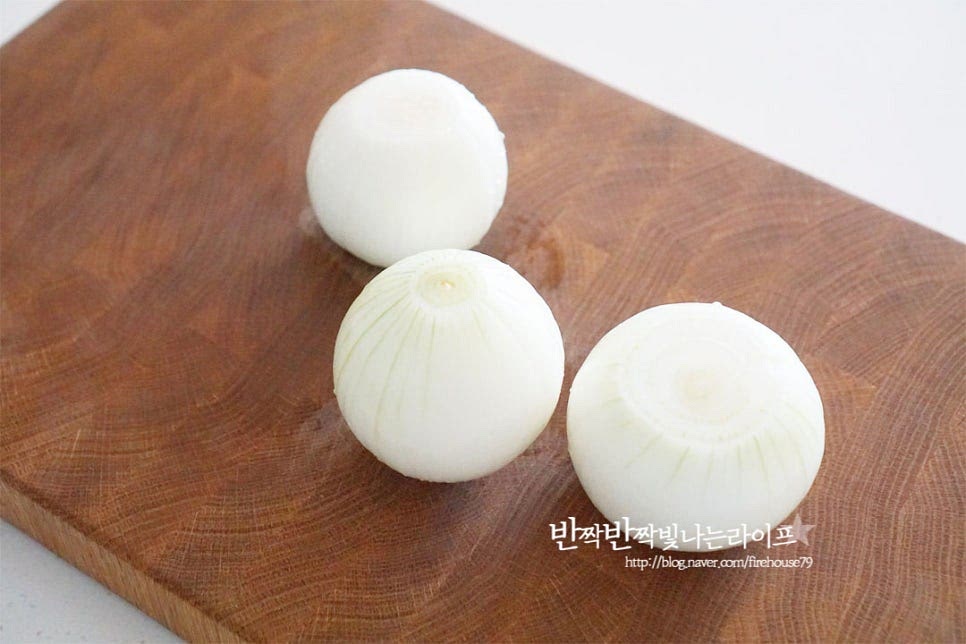 양파는 양 끝을 잘라내고 마른 껍질을 벗겨줍니다. 가볍게 세척한 뒤 물기를 제거했어요. 장아찌용은 무르지 않고 단단한 것으로 너무 크지 않은 것이 달큰하며 아삭아삭 식감과 저장성이 좋습니다. 한입에 먹기 좋은 크기로 잘라주세요. 반으로 자른 뒤 길게 4등분 하여 네모나게 썰어주었는데요. 입맛에 따라 굵게 채를 썰어주셔도 좋습니다. 매콤 칼칼한 감칠맛과 맛있는 색을 더해주는 청양고추와 홍고추를 준비했어요. 고추가 들어가면 숙성될수록 개운한 맛이 나는 게 양파의 달달한 맛과 잘 어울립니다. 꼭지를 제거한 뒤 큼직하게 썰어줍니다. 깔끔하게 만들기 위해 씨는 가볍게 털어주었어요.