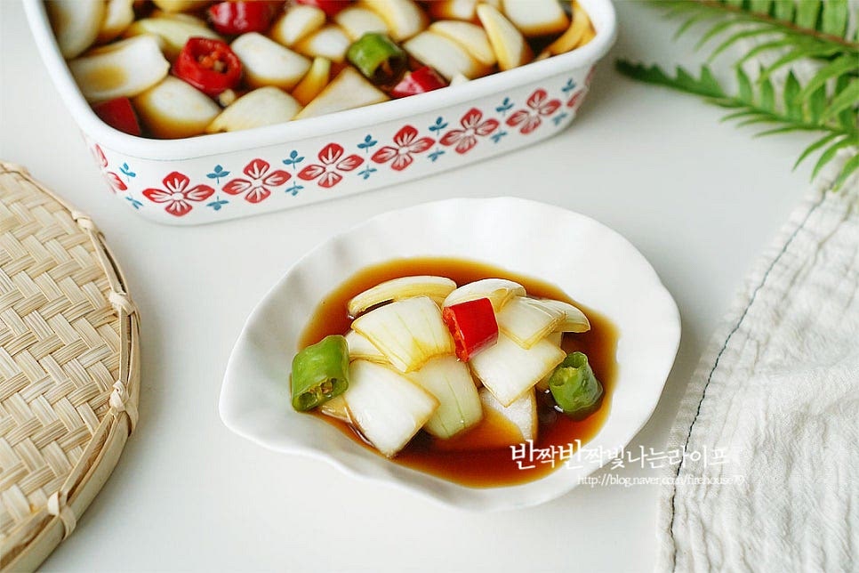 양파고추장아찌 만들기 완성입니다. 오전에 만들어서 저녁에 먹었는데 아삭아삭하니 너무 짜지 않게 잘 만들어졌어요. 2~3일 숙성한 뒤 먹으면 진간장이 더 깊게 스며들고 식초와 설탕의 새콤달콤한 맛이 부드러워집니다. 영상도 같이 담았어요. 장아찌간장은 비율에 맞게 물과 간장을 넣고 설탕과 식초로 새콤달콤 요리하면 됩니다. 간단한 레시피를 활용하여 아삭아삭 맛있는 요리를 완성했어요. 밑반찬으로 먹기도 좋고 다른 요리에 곁들임으로도 잘 어울리는 장아찌 맛있게 만들어드세요. 끄읕 !