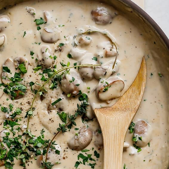 Mix mushrooms and dill together.