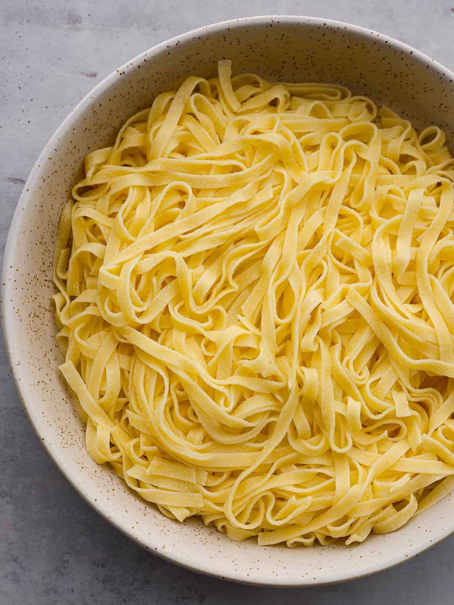 Prepare the tagliatelle and let aside.