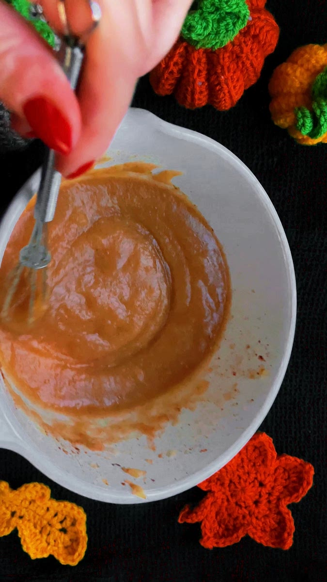 Make the apple purée by peeling, coring and dicing the apple, then cooking until soft. Once cooked, drain the water and mash it with a hand blender or a fork, until you get a smooth purée. Mix in a teaspoon of cinnamon and a tablespoon of powdered vanilla sugar.