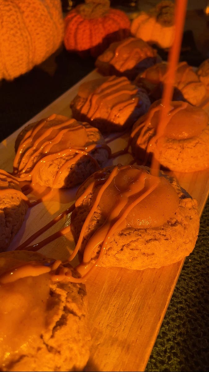 Lastly, spoon the apple purée onto each cookie and drizzle caramel sauce over them. ENJOY! 🍎🍪🙂