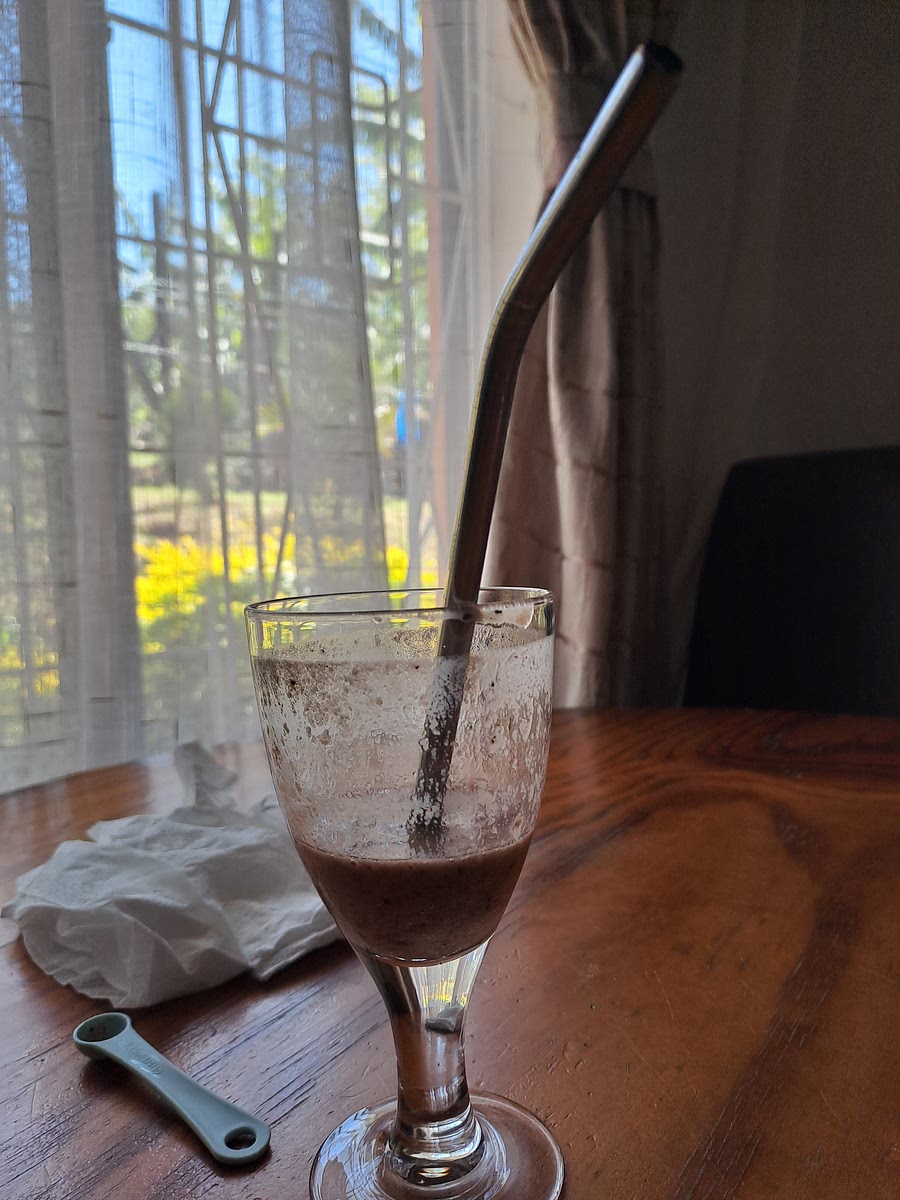 Blend the fruits and put the smoothie in the cup