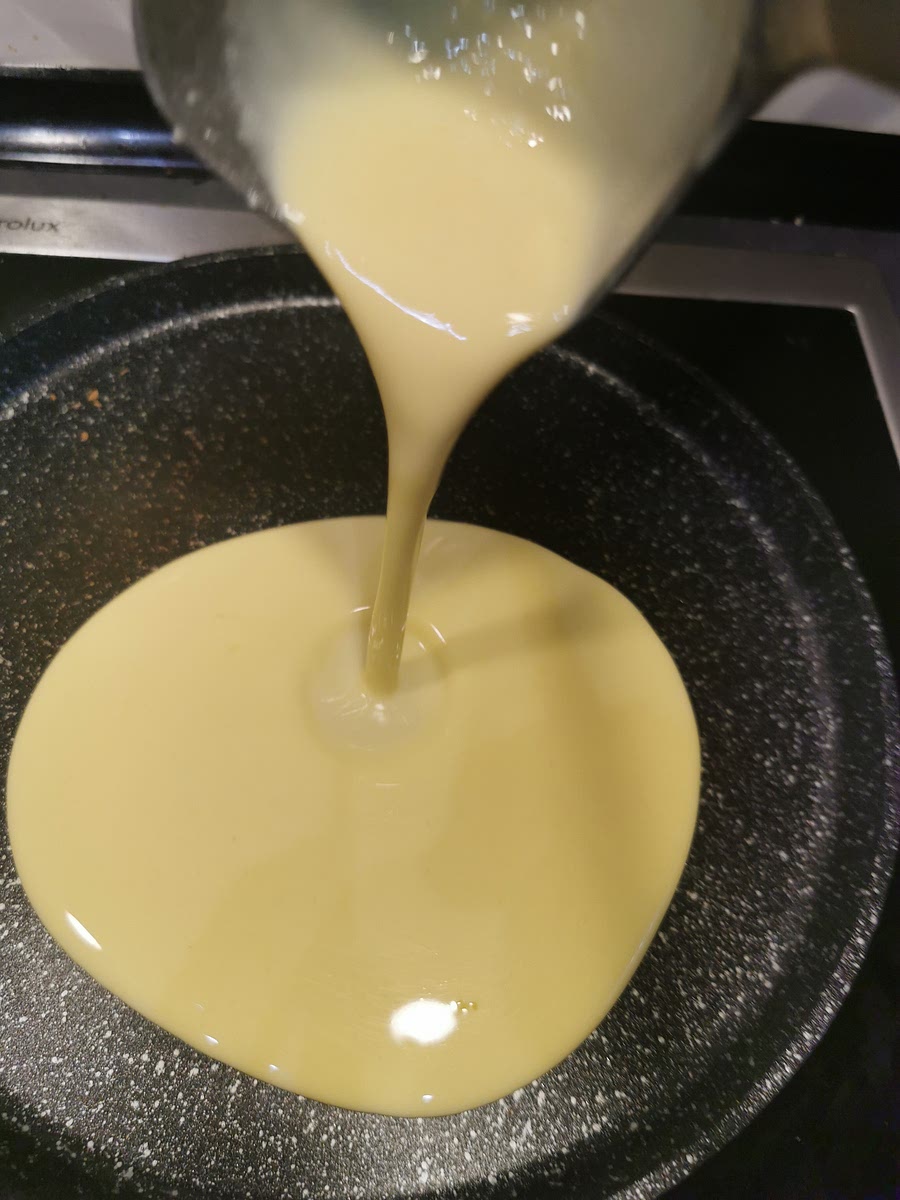 Rozgrzewaj patelnię przez kilka minut na 3/4 mocy. Nalewaj dużą łyżką na patelnię rozprowadzając kolistym ruchem patelni.
Zmniejsz moc na połowę (9/14) i tak smaż do końca.