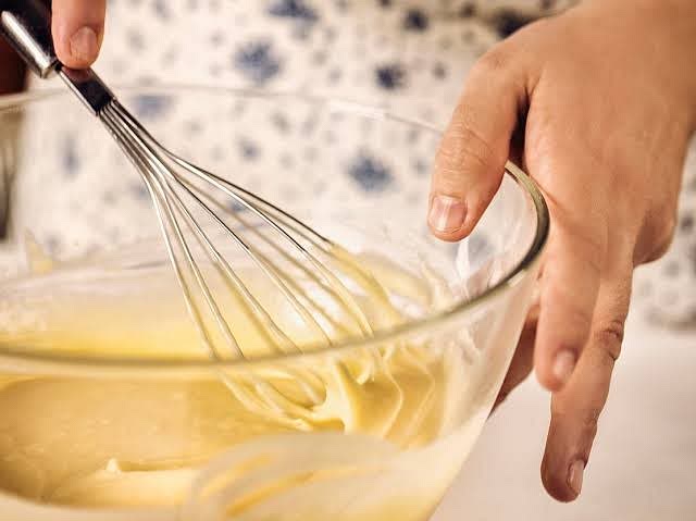 Acrescente os líquidos aos secos, sem misturar em excesso. O ponto da massa não deve ser muito líquido, deve escorrer lentamente.