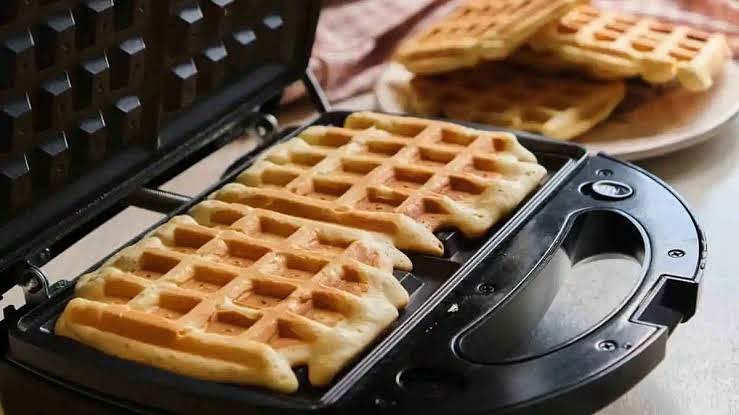 Waffle: aqueça e unte a máquina de waffle até a temperatura indicada pelo fabricantee e coloque a massa, cerca de 1/4 xícara por waffles. Panqueca: aqueça e unte a frigideira com óleo, coloque a massa no centro, cerca de 1/4 xícara por panqueca.