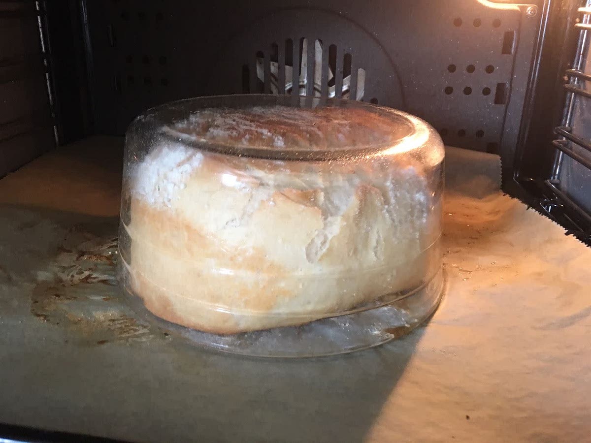 6.- Tapa la masa con el molde que servirá para que la humedad del pan no se escape y el pan crezca mucho más. Coloca la bandeja con el horno apagado y frío. Enciende el horno a 200 grados y hornea durante 45 minutos con calor arriba y abajo.
