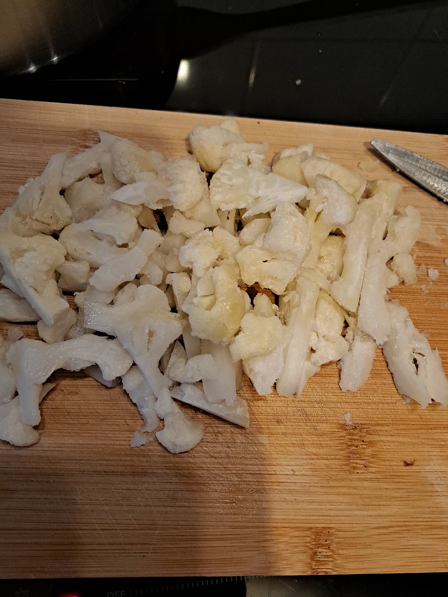 Meanwhile the meat is cooking, cut the rest of the vegetables. For the cauliflower I am just cutting it into small florets.
