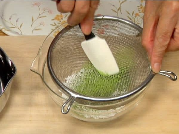 Setacciate la polvere di té verde all'interno della ciotola.