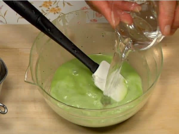 Aggiungete l'acqua restante e mescolate accuratamente di nuovo.