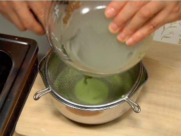 Scolate il composto in un pentolino, filtrandolo con un colino a maglia fine.