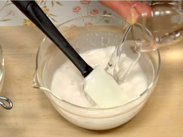 Aggiungete il resto dell'acqua e mescolate di nuovo con attenzione.