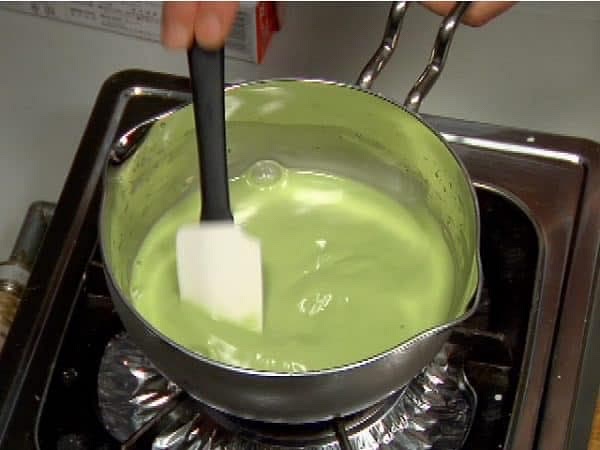 Cuciniamo i mochi al té matcha e kuzu! Riscaldate la miscela di kuzu a fuoco medio e mescolatela accuratamente con un mestolo, partendo dal basso.
