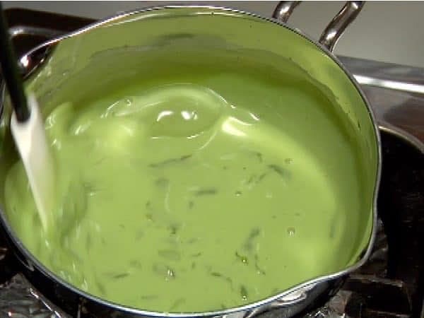 Quando il composto inizia ad addensarsi dal fondo, abbassate la fiamma e iniziate a mischiare velocemente e intensamente, in modo uniforme.