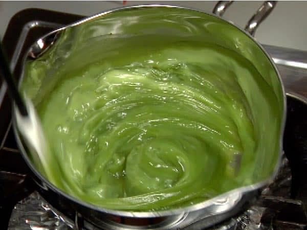 Quando il composto assume un bel colore verde acceso e traslucido, portate la fiamma al minimo e continuate a mescolare per circa 2 minuti.