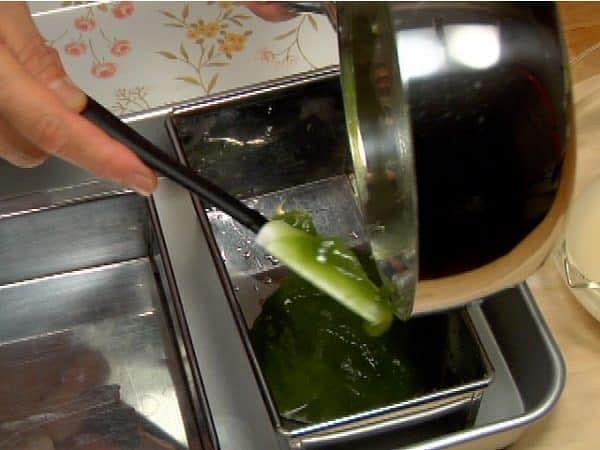 Trasferite la miscela calda in una delle teglie bagnate.