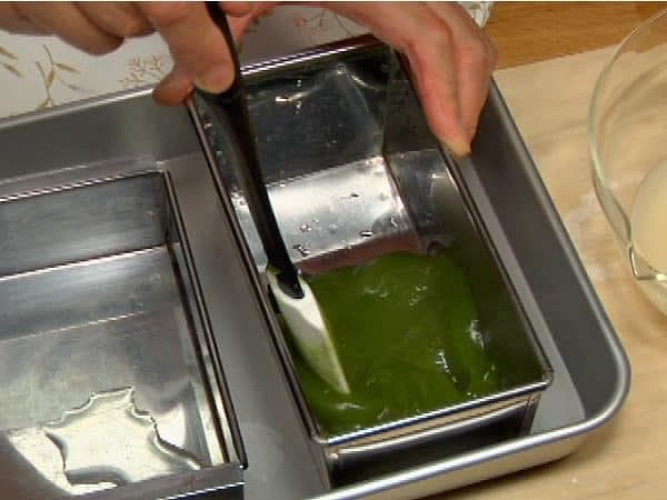 Livellatela con una spatola.