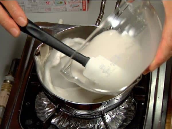 Prepariamo ora i mochi semplici, senza té matcha. L'amido di kuzu tende ad addensarsi, per cui mischiate bene il composto prima di versarlo in un pentolino.