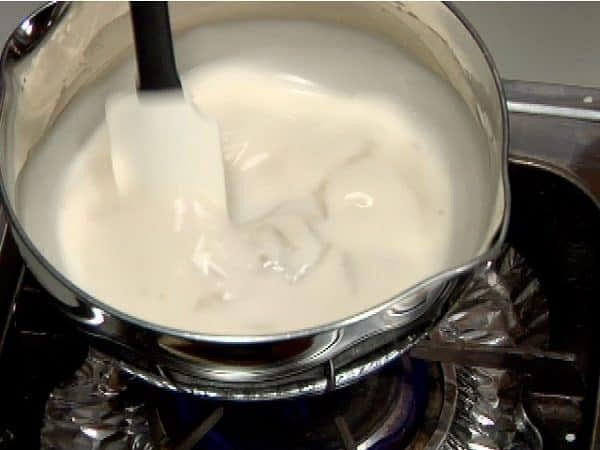 Quando inizia ad addensarsi dal fondo, abbassate la fiamma e mescolate velocemente. Regolate il calore muovendo il pentolino su e giù.