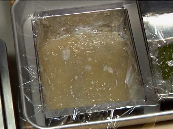 Copritela in modo aderente con una pellicola trasparente mentre è ancora calda.