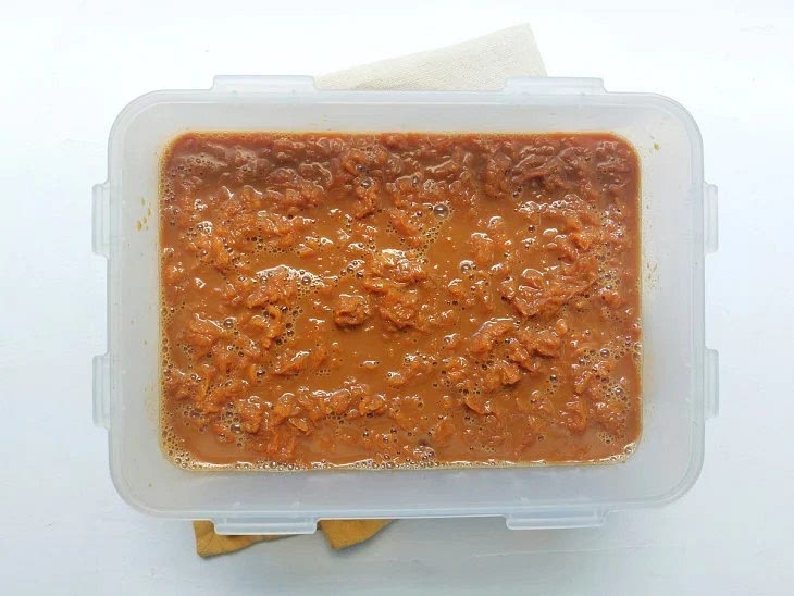 Desligue o fogo, transfira para um recipiente e leve para a geladeira por no mínimo 6 horas;