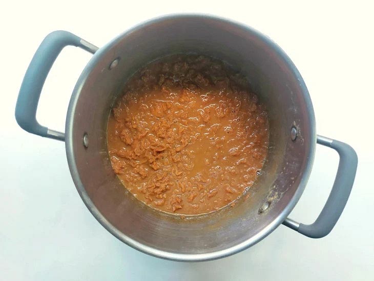 Deixe o doce no fogo baixo até apurar e formar uma calda ligeiramente grossa;