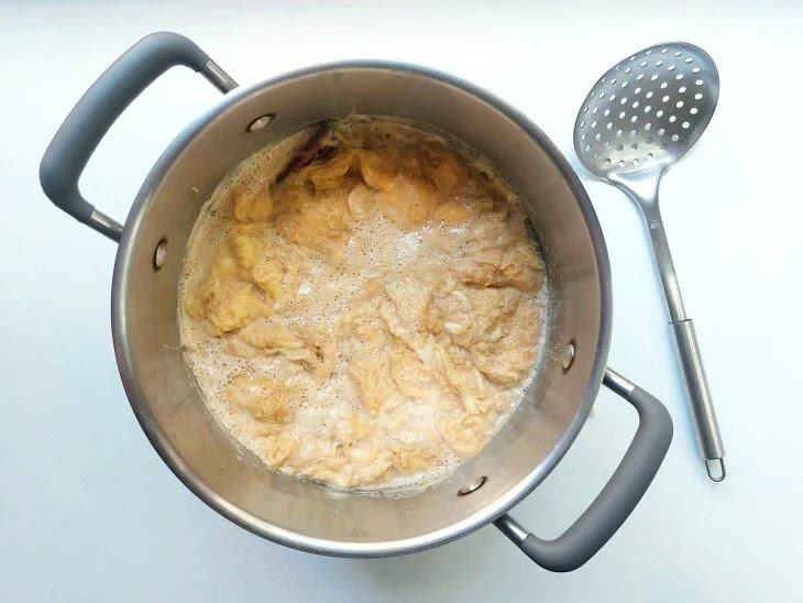 Vá virando o doce por vezes com uma escumadeira para que ele cozinhe igualmente;