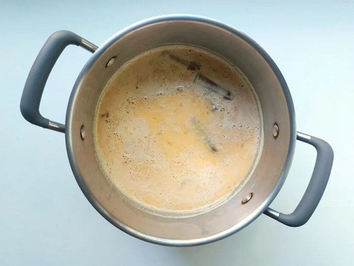 Assim que o leite ferver, acrescente os ovos, diminua o fogo e não mexa;