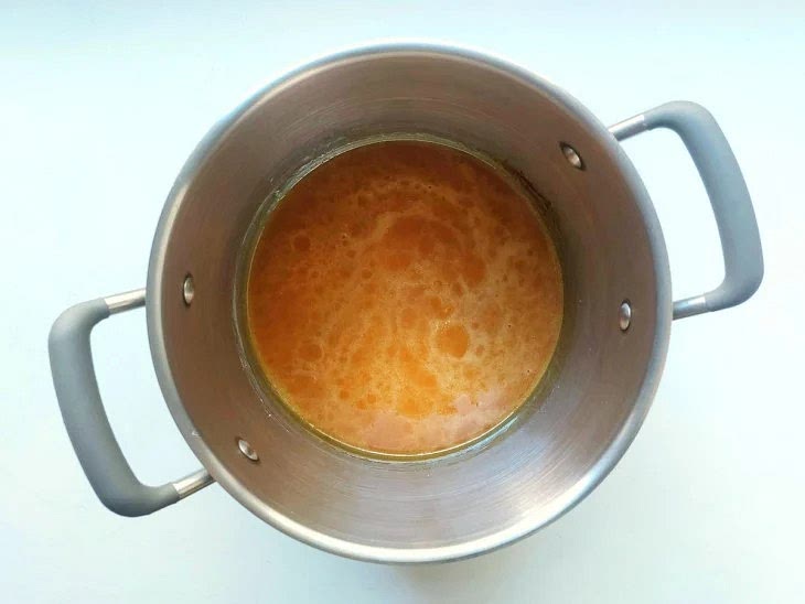 Em uma panela grande, coloque o açúcar, leve para o fogo médio e deixe derreter até formar um caramelo claro;