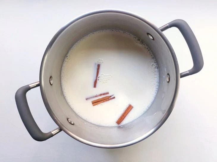 Adicione o leite aos poucos para soltar o caramelo e adicione a canela;