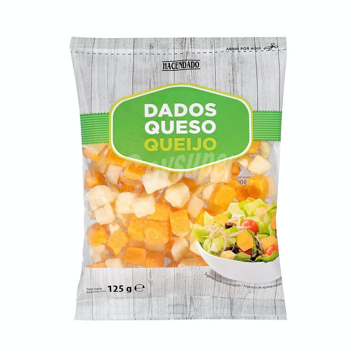 Se echa la lechuga en un bowl, junto a los picatostes y a los cuadraditos de queso. 🧀