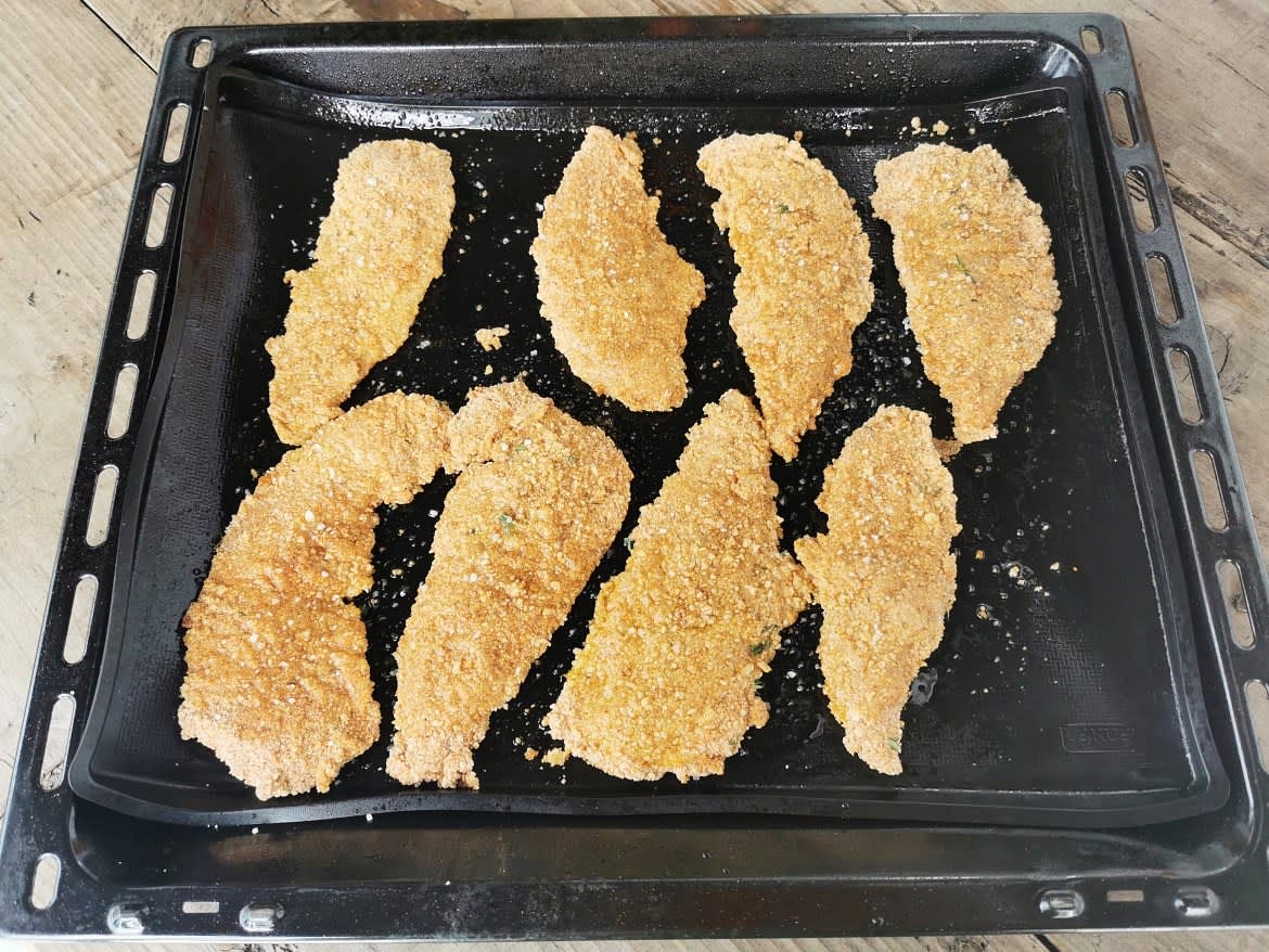 Se empana el pollo: primero se baña en huevo y luego en pan rallado. 🥚