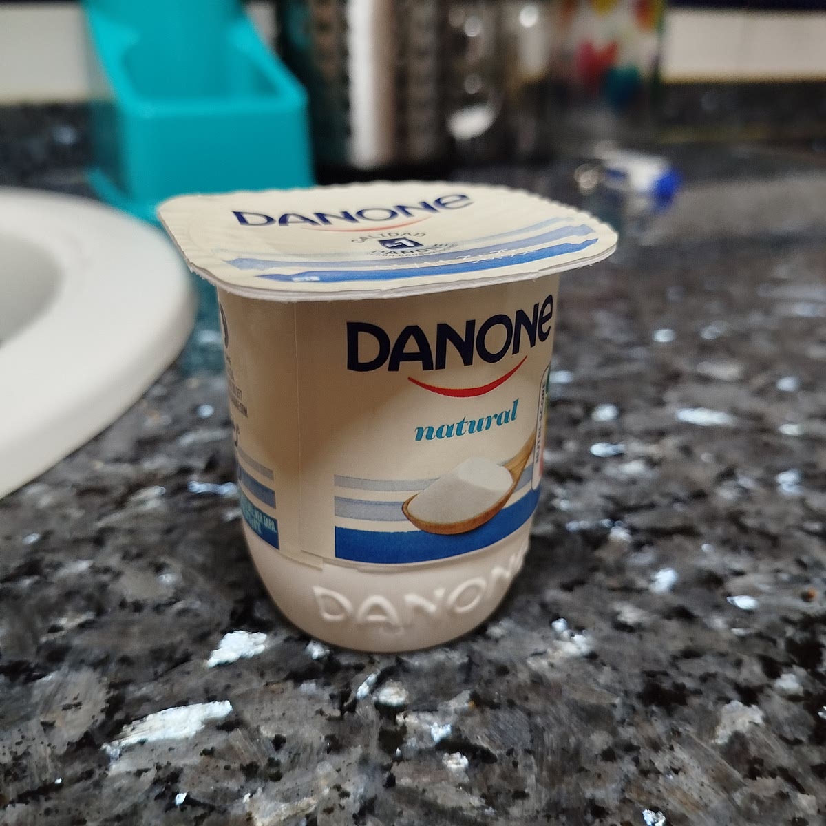Se echa la granada en un bowl junto a un yogur narural.