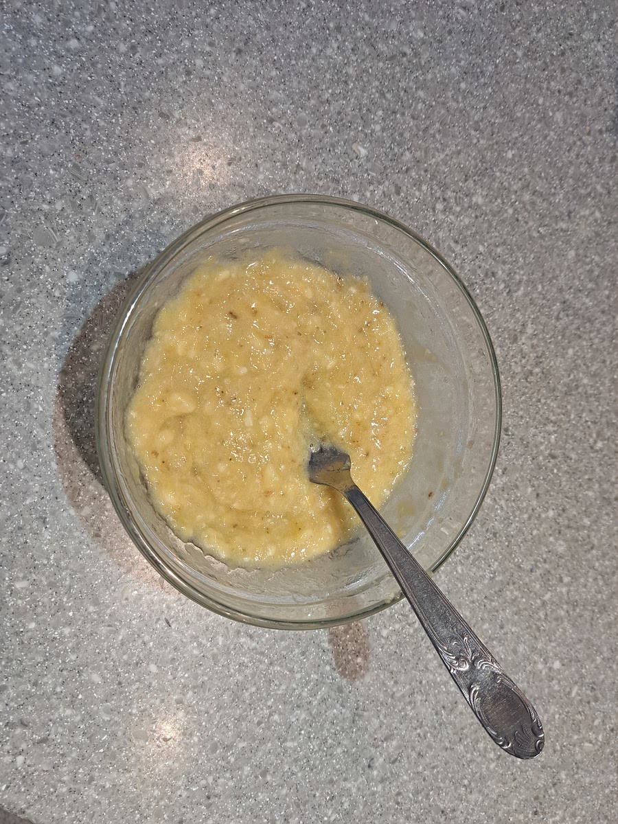 Éplucher les bananes et dans un saladier, les écraser avec une fourchette.