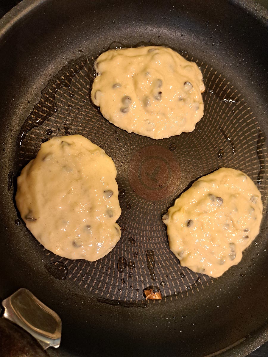 Graisser la poêle et y former des pancakes, puis les laisser dorer pendant 1 à 2 minutes de chaque côté