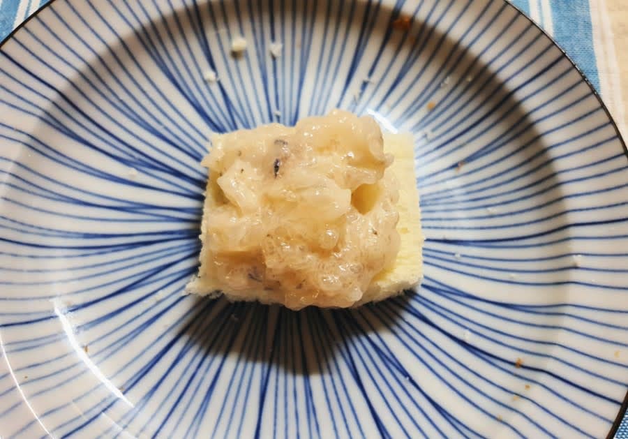 식빵에 새우 반죽이 가득차게 넣어 주세요.