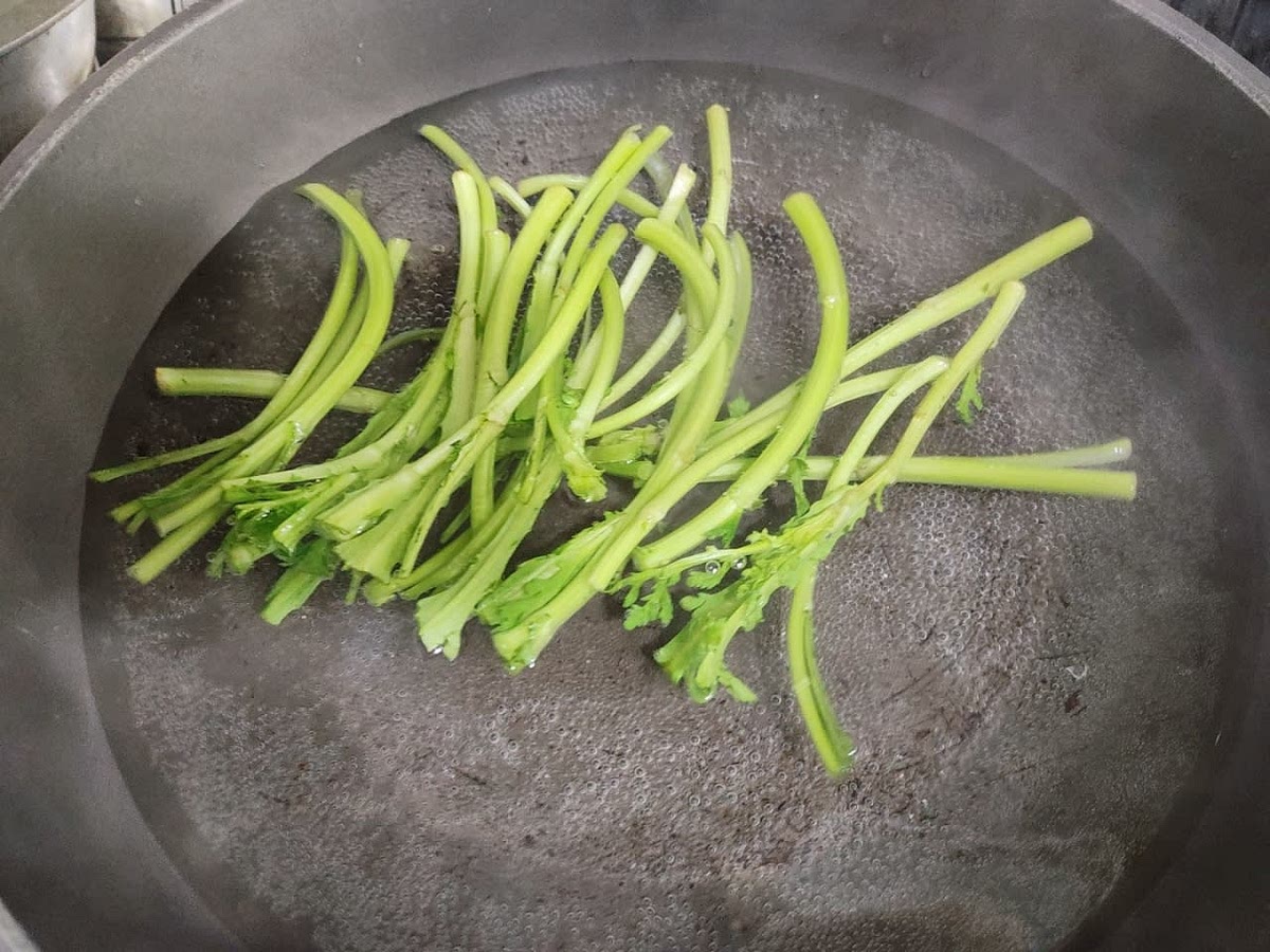 끓는 물에 소금 1큰술을 넣은 후 쑥갓 줄기를 넣고 10초 정도 데쳐주세요
