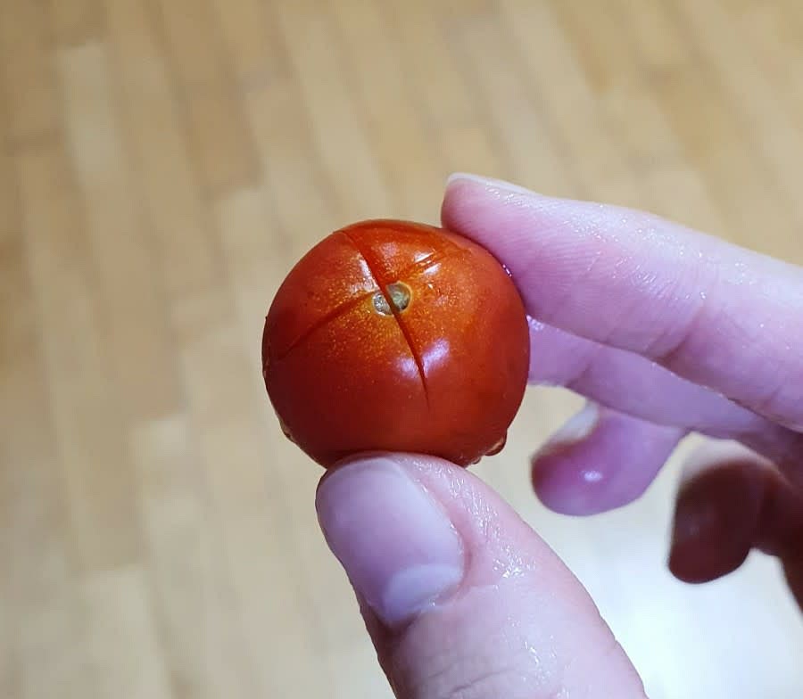 꼭지를 따고 깨끗히 씻은 방울토마토 껍질을 벗겨주기 위해 살짝 데쳐줄 건데요, 그에 앞서서 방울토마토에 열십자 모양으로 칼집을 내줍니다. 여기서 중요! 방울토마토 꼭지 부분에 칼집을 내주세요. 꼭지 부분이 단단해서 칼집 내기가 쉽습니다. 반대쪽은 칼집내기가 쉽지 않더라구요.