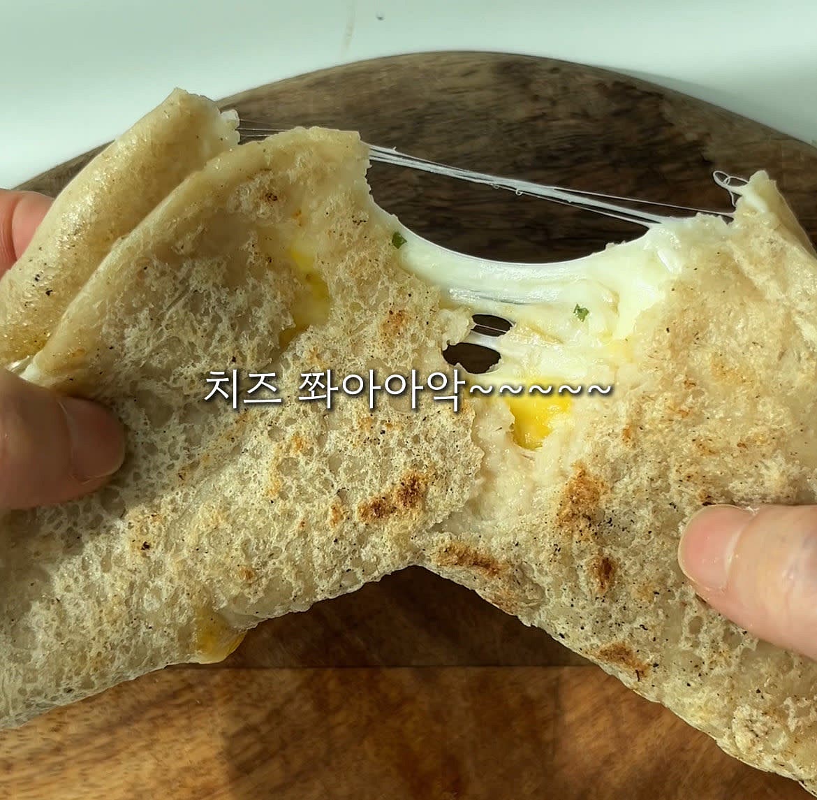 앞뒤로 노릇하게 구워주면 초간단 치즈팬케이크 완성!