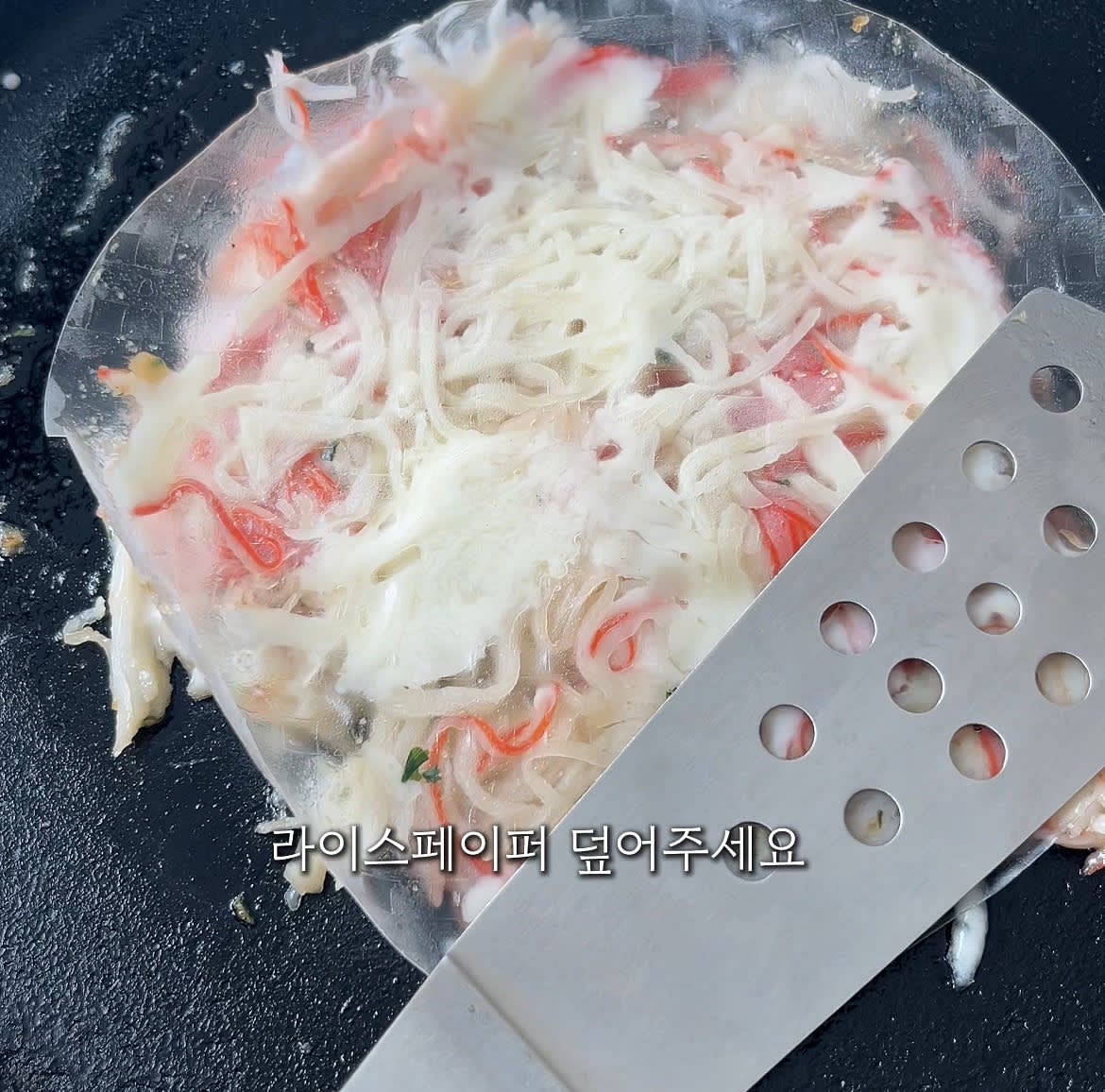 모짜렐라 치즈를 뿌리고 라이스페이퍼를 덮어 오그라들지 않게 꾸욱 눌러주세요