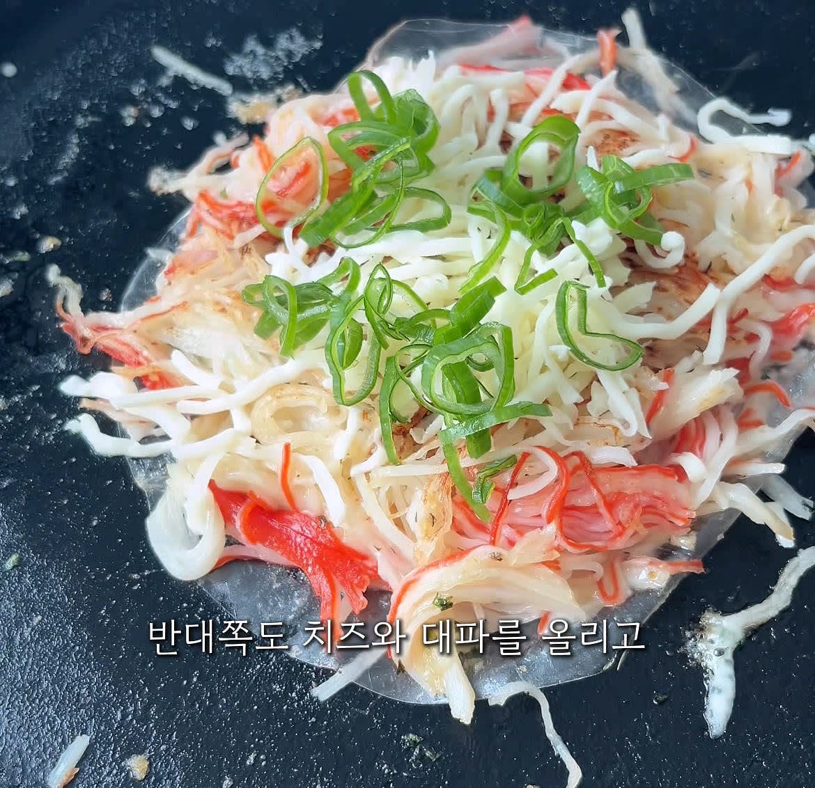 뒤집어서 반대쪽에도 모짜렐라치즈와 대파를 뿌리고 라이스페이퍼를 올려줍니다