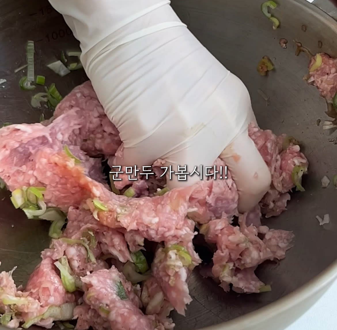 다짐육에 대파, 쯔유, 참기름, 마늘가루약간, 후추약간을 넣고 조물조물 섞어주세요