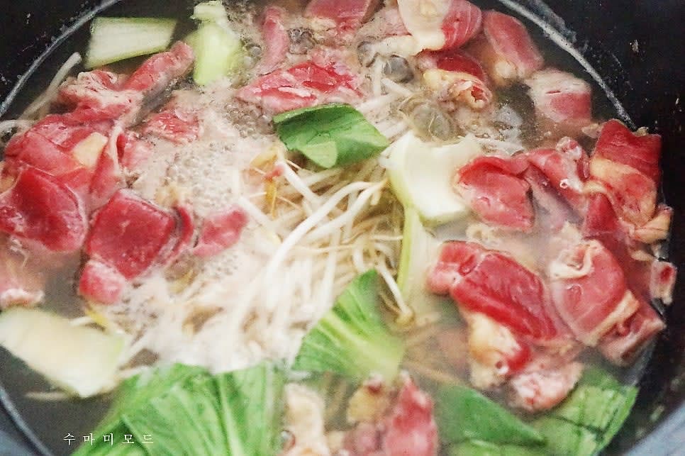 야채와 샤브샤브용 차돌양지를 적당히 넣고 익혀주세요. 지금부터는 샤브샤브 전문점에서 즐기듯 재료 듬뿍 넣고 맛있게 즐기시면 된답니다.