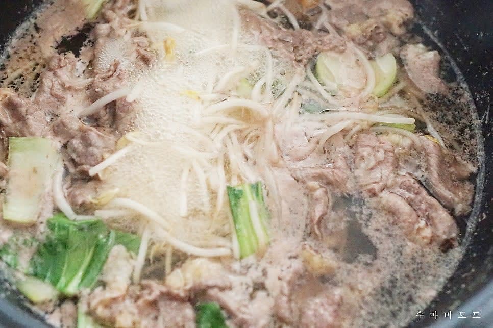 샤브샤브가 맛있게 익었으면 양조간장 적당히 종지그릇에 담아 드시거나 칠리소스 담아내면 완성. 샤브샤브 전문점처럼 약불로 계속 끓이면서 재료 듬뿍 넣어 맛있게 즐기고 마지막엔 밥 조금 넣고 계란 한개 깨서 죽도 만들어 즐기세요:)