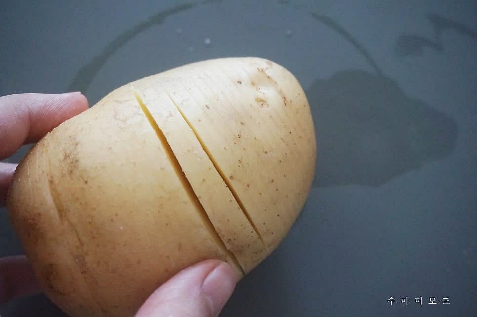 아코디언감자 만들기는 칼로 얇게 사진과 같이 잘라주시는 건데요. 밑에 부분을 조금 남겨두고 칼로 얇게 얇게 잘라주셔야 모양이 예쁘게 유지가 된답니다.